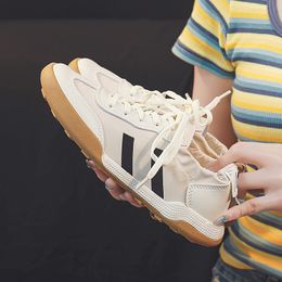 Sapatos de caminhada solteira para homens para homens Summer Ultra-Light Slip em sapatos masculinos tênis unissex malha de malha de condução respirável sapatos