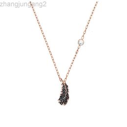 2024 Designer Swarovskis Jewellery Shi Jia 1 1 Original Template Small Light Black Feather Necklace Female Swallow Element Crystal Collar Chain Female Generation
