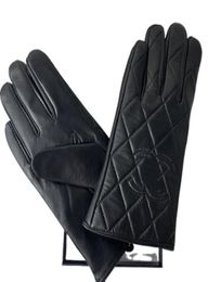 2023 Womens leather gloves Designer sheepskin fur integrated cycling warm fingertip gloves5418931