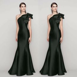Elegante lange schwarze Satin -Abendkleider mit Rüschen Meerjungfrau Ein Schulterbodenböden Reißverschluss Rücken -Abschlussballkleid für Frauen
