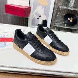 Classics Designer Athletic Shoes Women Men Sports skate Shoes Luxury Valentinolies sneakers Running Woman Genuine Leather rivet Trainers 32