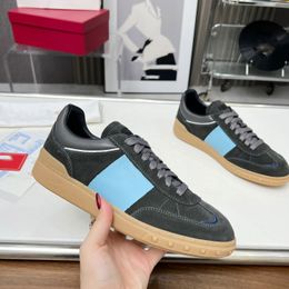 Classics Designer Athletic Shoes Women Men Sports skate Shoes Luxury Valentinolies sneakers Running Woman Genuine Leather rivet Trainers 667