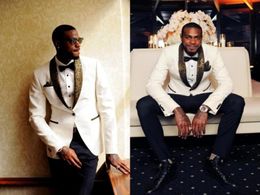 Handsome Two Pieces White Wedding Tuxedos Slim Fit Gold Pattern Laple Suits For Men One Button Groomsman Suit JacketPantsBow Ti2130081