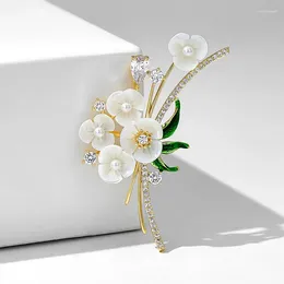Brooches Delicate Floral Brooch Pin Unisex High-end Feminine Pearl Corsage Luxury Design White Crystal Pins Rhinestone Accessories