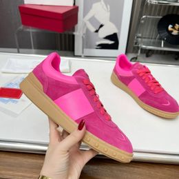 Classics Designer Athletic Shoes Women Men Sports skate Shoes Luxury Valentinolies sneakers Running Woman Genuine Leather rivet Trainers 566