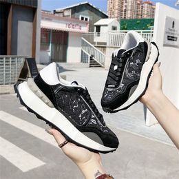 Designer luxury Athletic Shoes Lace AND Mesh Lacerunner Sneaker With Bands Sports Men Women Skate Shoes Classic Sneakers Valentinolies Trainer 565