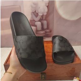 2024 Женщина-дизайнерская тапочка для мужчин сандалии скользит Sandale Summer Beach Shoe Loafers Slippers Цветочные сандал Плоский шлепанцы. Размер 35-44 01