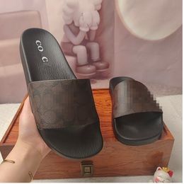 2024 Женщина-дизайнерская тапочка для мужчин сандалий скользит Sandale Summer Summer Beach Shoe Loafers Slippers Цветочные сандал плоский шлепанцы. Размер 35-44 06
