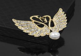 Elegant Gold Colour Alloy High Quality Clear Crystal And Faux Pearl Cute Brooch For Women Lovely Animal Broaches Jewelry1989995