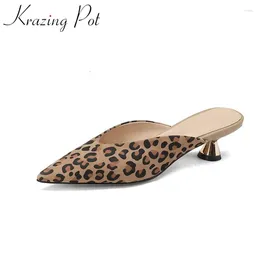 Dress Shoes Krazing Pot Sheep Suede Mules Strange Style Med Heels Leopard Prints Pointed Toe Gorgeous Summer Model Wear Women Shallow Pumps