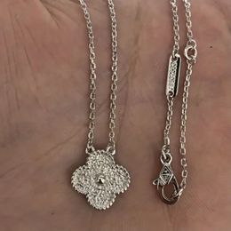 Pendant Necklaces Vans &Clef & Arpess Jewlery Designer For Women Clover Necklace Silver Chain Men Simple Flower Rhinestone Necklace Necklace Festival Gift