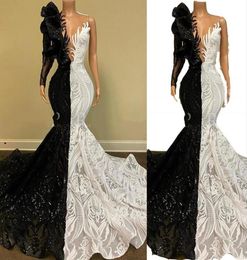 2022 Sparkly Black White Sexy Mermaid Evening Dresses V Neck Illusion Sequined Lace One Shoulder Long Sleeve Sequins Formal Party 5119738