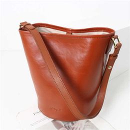 Layer Head Vegetable Tanned Cowhide Bag for Spring 2024 Fashionable and Large Capacity Textured Single Shoulder Crossbody Bucket Women