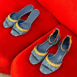 Sandals Designer Pantoffeln für Frauen luxuriöser High Heels abfallende Absätze dicke Sohlen sexy Vintage Pool berühmte Eselkleiderschuhe berühmte Markentrainer Sommer Tory Tory