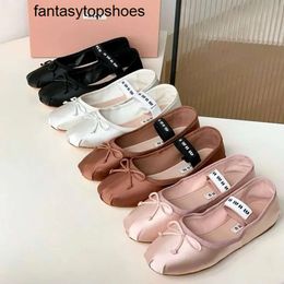 Miui Mivmiv Luxury High Heels Ballet Flats Yoga Casual Shoes Womens Casual Shoes Dress Choreographer Shoes Leather Canvas Shoes Black White Pink bow
