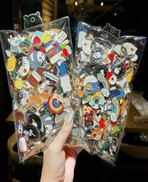 Whole Brooch Metal Pins Mix Styles Lapel Pins Cartoon Designs Badge Friend Jewelry Accessories Gift H1018226n5614939