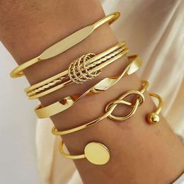 Mix di moda a catena minimalista e abbina il manipolo di bracciale aperto a strati di stile a strati