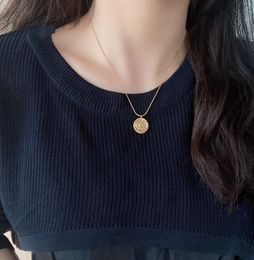 Popular Luxury Pattern Design Necklace Delicate Fashion Pendant Necklace High End Style Women039s Accessories Selected 18k Gold7149440