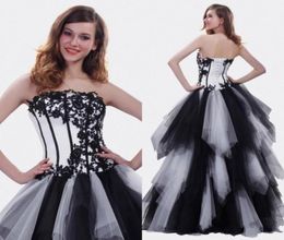 Classic White and Black Quinceanera Dresses High Quality Aline Floor Length Pageant Gowns for Girls with Appliques Tiered Ruffles7208075