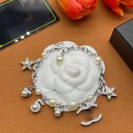 Klassische Luxusarmbänder Armreifen Brief Perle mit Diamantcharme Designerarmband für Frauen Party Schmuck Geschenke Frau mit Kasten