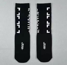 Off Fashion Mens Streetwear Socks Women Men High Quality Cotton Allmatch Arrow XXX Printing Breathable Black White Mixing Footbal5679069