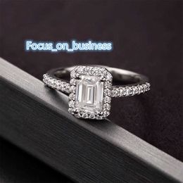 grossistpris S925 Sterling Silver Gold Plated Emerald Cut 1CT Moissanite Engagement Wedding Diamond Halo Ring for Women