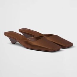 Satin Slides Mules Shoes Women Slippers Summer Designer Sandals Beach Sliders Varnished Tapered Heels Sandal Baotou Half Slide Room Mule Top Quality Real Silk