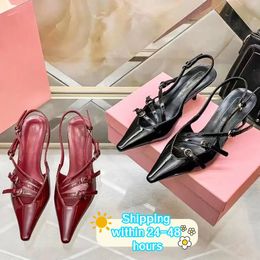Schema di design di lusso scarpe in metallo sandali con fibbia tallone pompa in pelle di brevetto slingback con caviglia con fibbie tacchi gattini tacchi sandalo tacco da sera tacco da sera scarpa