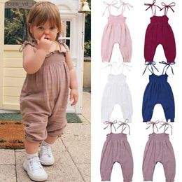 Overaller 0-24m sommar söt småbarn baby flickor romper kläder ärmlösa rembyxor solida romper overaller bomullskläder t240415