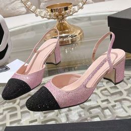 Summer Nuovo arrivo Women Pink Crystal Sandals Designer di alta qualità in pelle di alta qualità con decorazione strass con tallone grosso sandals Designer Sandals
