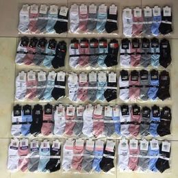 Modemenschen und Frauen vier Jahreszeiten reine Baumwoll -Knöchel -Kurzsocken atmungsaktive Freizeit im Freien 5 Farben Business Socken