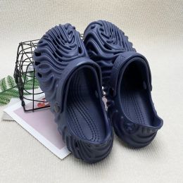 Couple style casual hollow design beach stream tracing hole shoes comfortable and light fingerprint black beach shoes