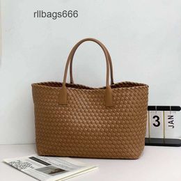 Womens Shoulder Double New One Sided Classic Bags Leather Cabat Handbag Venata 2024 Totes bottegs Tote Lady Capacity Woven Large Ba Basket XRNO