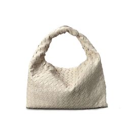 Woven Bag Trendy 2024 Hop Designer Bottgas Handheld Women Totes Venetas Fashionable Leather Bags Horn New One Large Shoulder Wrist Cloud JLL4