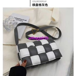 Leather Shoulder Bags BottegvVenet Designer Bags Cross Border Bag for Women 2024 New Fashionable Solid Color Woven Pattern Personalized Wom have logo HB0JIE