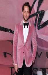 2020 Fashion Pink Velvet Wedding Jacket Peaked Lapel Two Buttons Slim Fit Man Blazers Winter Coat for Prom Party1565241