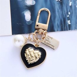 Keychains Lanyards Creative Pearl Peach Heart Keychain Elegant Letter Label Imitation Pendant for Women Girls Handbag Headphone Case Accessorie