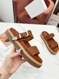 Designers Clogs Luxury Slippers Slide Brand Women Ladies Rubber Hollow Platform Sandals Flip Flops With Lnterlocking Scuffs 0409