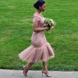 2024 Dusty Pink Short Mermaid Bridesmaid Dresses Elegant Off the Shoulder Tulle Lace Applique Maid of Honour Gown Country Wedding Guest Wear