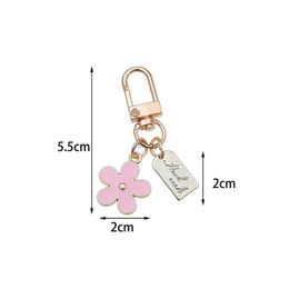 Keychains Lanyards Cute Metal Daisy Keychain Elegant 3-colors Flower Pendant Key Ring For Women Bluetooth Headphone Pendant Handbag Accessories