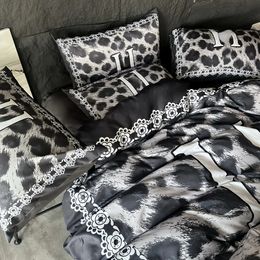 Wholesale Designer leopard Pattern letter Print home four piece bedding down sheet double king bed pillowcase duvet cover set