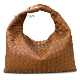 Bag 2024 Designer Bottgas Women Venetas Purse Bags New Large Hop Totes Trendy Fashionable Handmade Leather Woven Horn Handheld One Shoulder Underarm Wrist Cloud