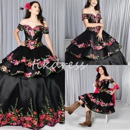 Mexikanische schwarze Quinceanera Kleider charro abnehmbarer Rock Blumensticked von der Schulter süße 16 Kleid Mexiko Thema Gothic Fünfzehn Geburtstagsfeier 2024
