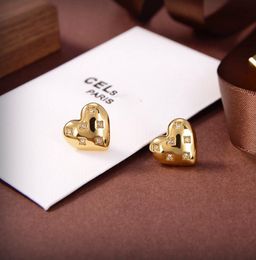 Klassisk designer Gold Love Heart Ear Stud örhänge Enkel aretes Orecchini Trendiga örhängen för kvinnliga älskare gåvor smycken tillbehör