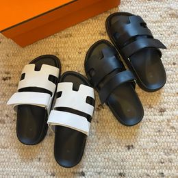 Slippers Chypre Sandal Designer Sliders Flip Flips Sandals planos para praia de pele de pele de bezerro