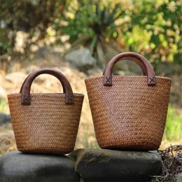 Totes Handmade Wood Handle Straw Bag Vintage Woven Handbags Seaside Vacation Rattan Bucket