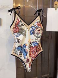 Moda plaj kıyafetleri seksi tasarımcı mayo bikini shift split mayo yıldızları banyo takım elbise bayanlar lüks marka v rahat tek parça yular tasarımcı yüzer