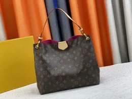 Beautiful simple shopping bag. Hot crossbody handbag for women in Europe and America