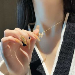 Designer Van High Version 925 Pure Silver White Fritillaria Butterfly Necklace Womens end Sense V Gold Pendant Collar Chain
