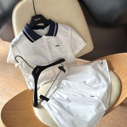 Miumiuss -Anzug Designer Luxus Mode zweiteilige Frühlings- und Herbst -New White Polo -Kragen Kurzarm Shirt High Top Halbhalte Rock
